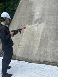 屋外彫刻の洗浄作業